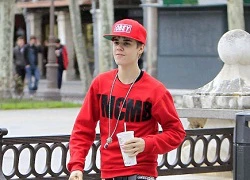 Justin Bieber cố ý khoe quần nhỏ