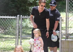 Brad Pitt đưa cặp sinh đôi đi công viên