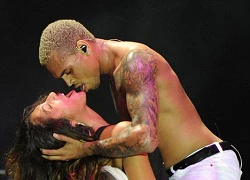 Chris Brown tình tứ với gái lạ ngay trên sân khấu