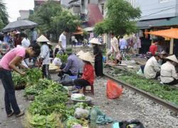 Họp chợ trên đường tàu