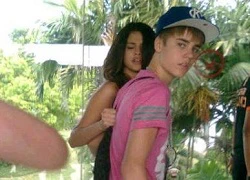 Justin và Selena liên tục "tình tứ" tại Indonesia