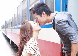 Khắc Việt "lộ" ảnh hôn hít "bạn gái" nơi công cộng