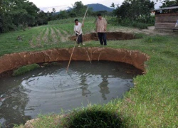 Kinh hãi hai hố sâu như... bể bơi xuất hiện trong đêm