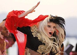 Lady Gaga hóa võ sĩ đấu bò tót tại Cannes