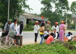 Lao xe máy xuống cống, mẹ chết, con thương nặng