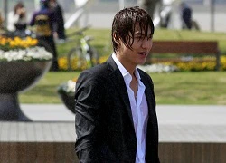 Lee Min Ho diện đồ vest nghịch nước đến ướt nhẹp