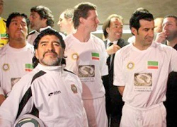 Maradona sút phạt hiểm hóc ghi bàn