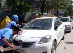 Ngày đầu ra quân, Hà Nội "xử" gần 100 taxi