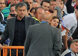 "Người đặc biệt" Mourinho nhận án phạt... đặc biệt