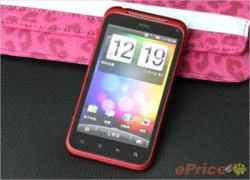 Người mẫu HTC Incredible S màu đỏ xinh xắn