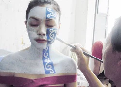 "Người mẫu ngực khủng" làm mẫu body art