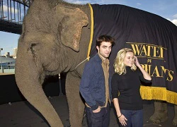 Robert Pattinson &#8211; Reese Witherspoon: &#8220;Đọ dáng&#8221; với voi