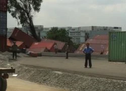 Sạt lở, hàng trăm container hàng hoá trôi sông