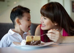 Thân Thúy Hà và con trai nghịch bánh kem