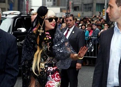 Tiếp tục sốc với quần áo của Lady Gaga