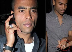 Ashley Cole đeo lại nhẫn cưới