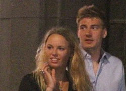 Bendtner đi chơi tối với người đẹp Wozniacki