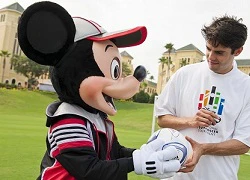 Kaka chơi bóng bầu dục với chuột Mickey