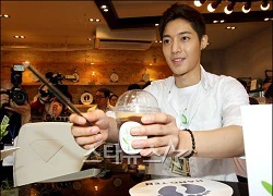 Kim Hyun Joong tự tay pha cà phê cho fans