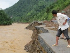 Kinh hoàng sông nuốt quốc lộ sau lũ