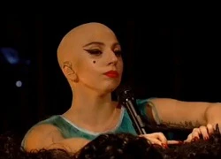 Lady Gaga biểu diễn với... quả đầu trọc lốc