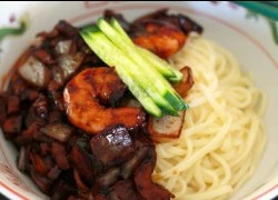 Làm Jjajangmyeon theo phiên bản tôm thịt