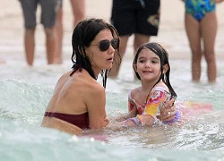 Mẹ con Katie Holmes vui chơi ở biển