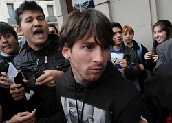 Messi suýt bị fan đấm