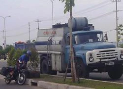 Ngang nhiên bán trộm xăng dầu giữa ban ngày