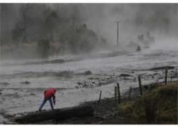 Nước sông bốc hơi ngùn ngụt ở Chile vì núi lửa