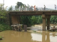 Ô tô lao gãy lan can cầu, rơi xuống sông