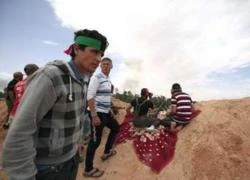 Phe nổi dậy Libya bắt giữ 17 lính của Gaddafi