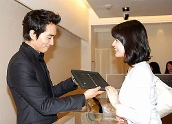 Song Seung Hun tặng trang sức cho fan nữ