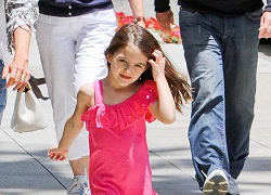 Suri Cruise váy hồng xinh tươi