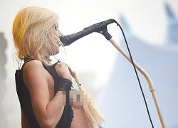 Taylor Momsen khoe ngực trên sân khấu