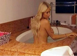 Paris Hilton: Trút bỏ xiêm y vẫn&#8230; &#8220;ế&#8221;