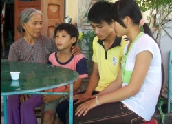 "Vừa làm bài thi, em vẫn không tin mẹ đã ra đi..."