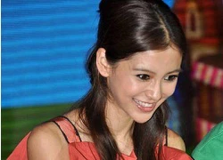 Angelababy bối rối vì váy hở hang