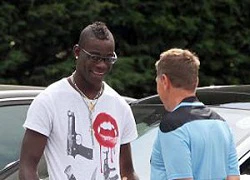 Balotelli bị chỉ trích vì mặc áo phản cảm