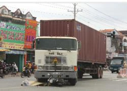 Bé gái 3 tuổi thoát chết dưới bánh xe container