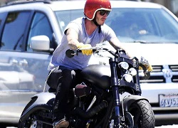 Becks giải trí với sóng biển và motor