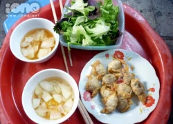 'Đánh chén' há cảo, bánh tôm nổi tiếng ở phố cổ