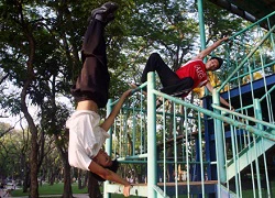 Hai chàng trai trẻ mê parkour