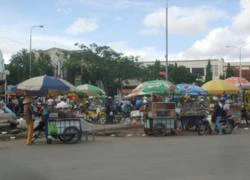 Hàng rong trước siêu thị