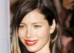 Jessica Biel kẹp giấy thấm mồ hôi