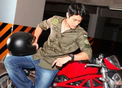 Johnny Trí Nguyễn khoe vẻ nam tính bên Ducati