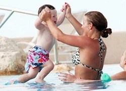 Kai Rooney được mẹ dạy bơi