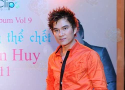 Lâm Chấn Huy làm album với súng, ống, đạn dược