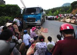 Lào Cai: Xe máy chui vào gầm trước xe téc, hai người thương vong