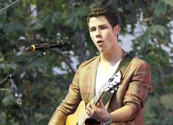 Nick Jonas làm Lady Gaga "xúc động đến phát ngất"